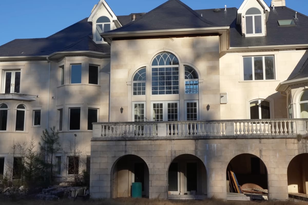 Un youtuber exploró qué había dentro de una mansión abandonada y se sorprendió por los detalles