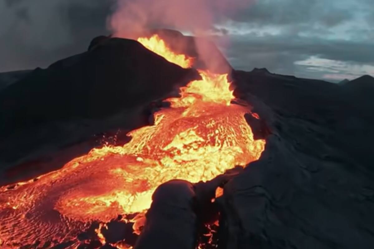 Un youtuber hizo sobrevolar un drone sobre un volcán en erupción hasta que la lava consumió el aparato