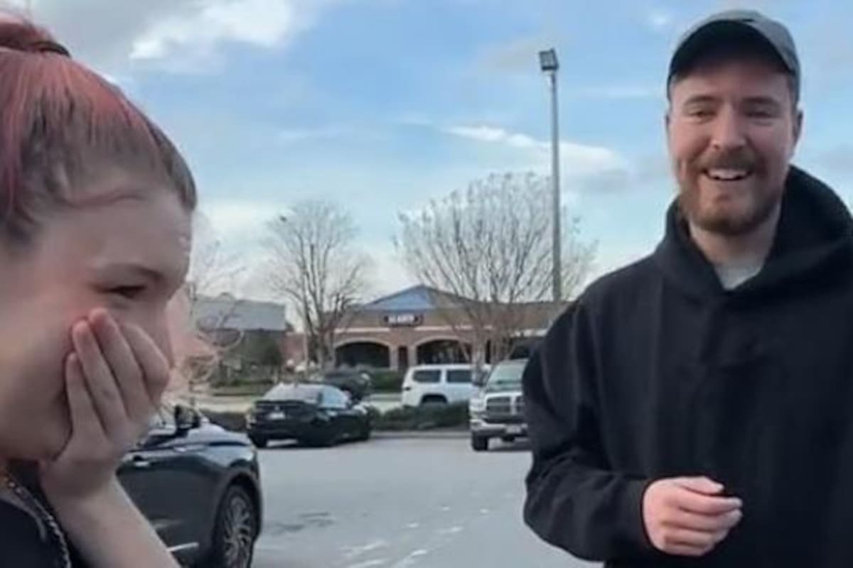 Un youtuber le regaló a una moza un auto nuevo como propina