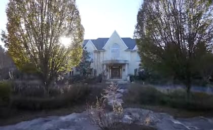 Un youtuber mostró su recorrido por una mansión abandonada