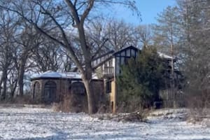 Un youtuber se adentró en una mansión abandonada de los suburbios de Chicago y sorprendió con los detalles