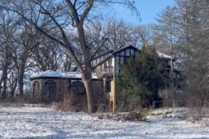 Un youtuber se adentró en una mansión abandonada de los suburbios de Chicago y sorprendió con los detalles