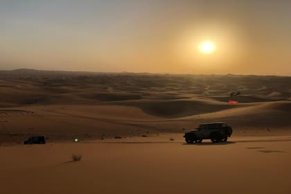 Una 4x4 en el desierto, en Dubai.
