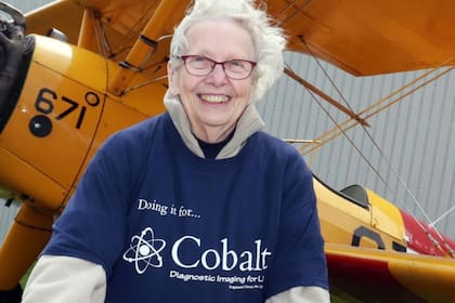 Una abuela de 93 años surcó los cielos atada a un avión y logró un récord mundial