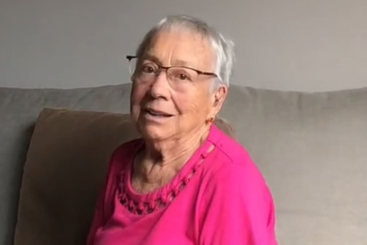 Una abuela se volvió viral al querer conquistar al novio de su nieta (Captura video)