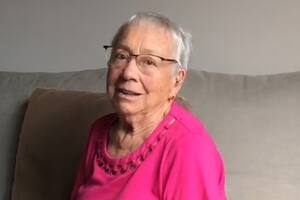 Una abuela se volvió viral al querer conquistar al novio de su nieta (Captura video)