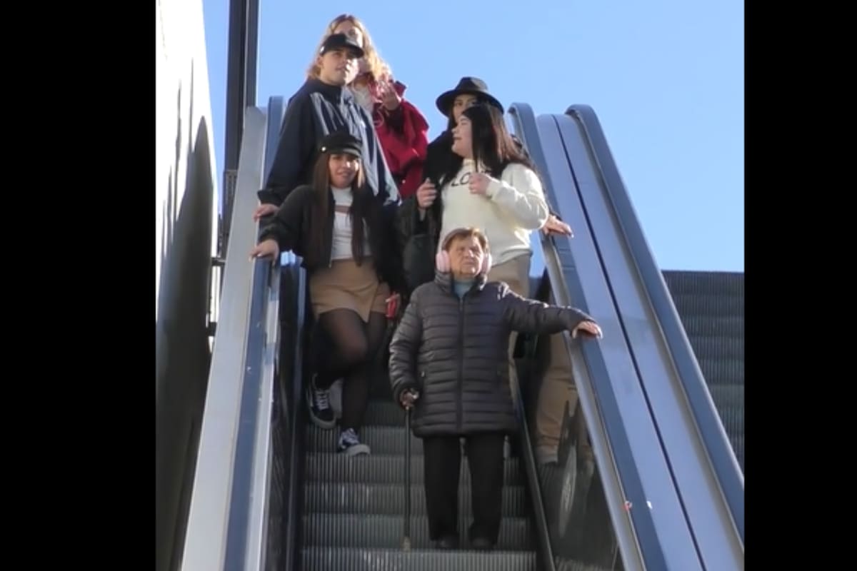 Una abuela se volvió viral por mostrarse fan de la última canción de Shakira (Captura video)