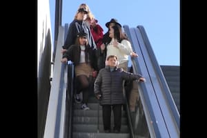 Una abuela se volvió viral por mostrarse fan de la última canción de Shakira (Captura video)