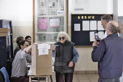 Una abuelita vota en una escuela en Mar del Plata, en 2019