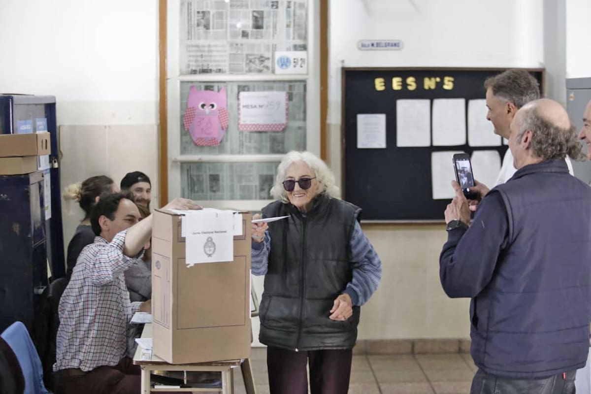 Una abuelita vota en una escuela en Mar del Plata