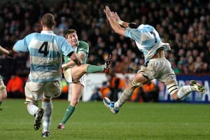 Una acción típica de Ronan O'Gara, el drop, ante un insuficiente intento de bloqueo de Lucas Ostiglia, para que Irlanda gane por 21-19 sobre el final un test match en Dublín contra los Pumas, un equipo con el que tuvo sus entredichos.