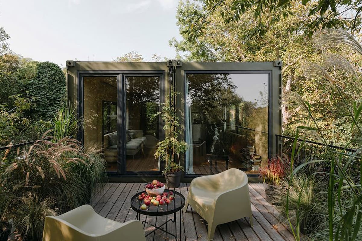 Una acogedora terraza junto a la casa hecha con dos containers unidos