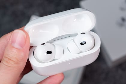 Una actualización permitirá usar a los AirPods como control remoto de la cámara del iPhone