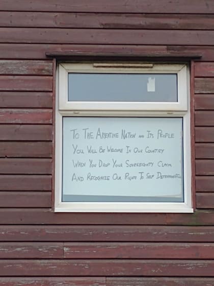 Una advertencia a los argentinos en una casa de Malvinas: "A la Nación Argentina y su pueblo: serán bienvenidos en nuestro país cuando abandonen su reclamo de soberanía y reconozcan nuestro derecho a la autodeterminación"