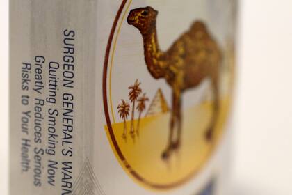 Una advertencia del director de salud pública de Estados Unidos en una cajetilla de cigarrillos Camel adquirida el 30 de noviembre de 2012 en un puesto de periódicos de la zona de Chicago. (AP Foto/Charles Rex Arbogast, Archivo)