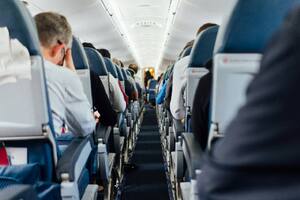 Una aerolínea bajó del avión a un hombre que expulsó gases en una pelea con otros pasajeros