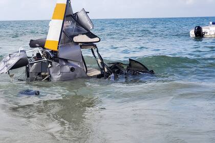Una aeronave cayó en una playa y quedó completamente destruida