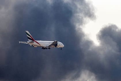 Una aeronave de Emirates aterriza en Dubai minutos después de que el aeropuerto fuera atacado