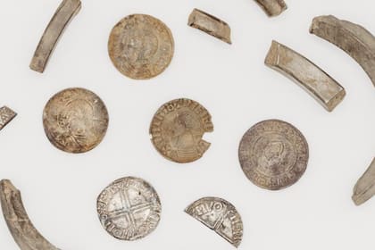 Una aficionada a los detectores de metales, encontró un increíble tesoro vikingo de 87 monedas y varias piezas de plata, en la Isla de Man
