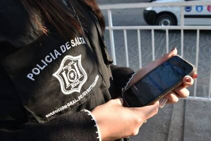 Una agente de la policía de Salta, con la aplicación para identificar personas instalada en su teléfono