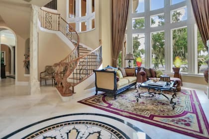 Una agente inmobiliaria satiriza la venta de propiedades de lujo en Estados Unidos