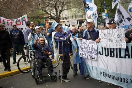 Una agrupación de jubilados, en la marcha contra la Corte