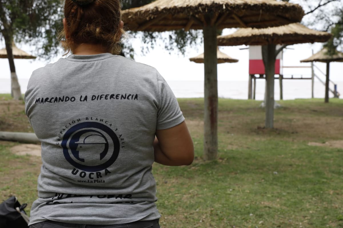 Una agrupación de la seccional platense de la Uocra ocupó una playa pública en Berisso, supuestamente con luz verde del intendente