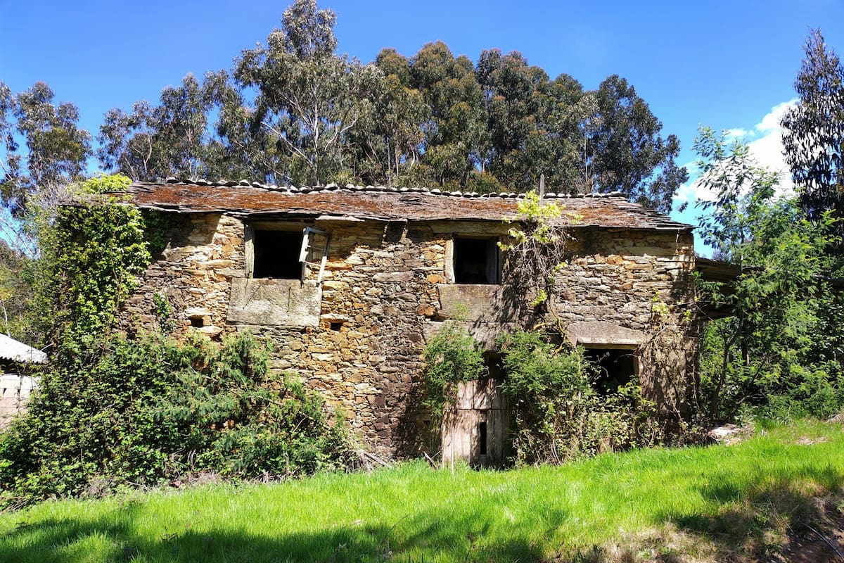 Una aldea de 15.000 metros cuadrados al norte de España, a tan solo media hora en auto del mar