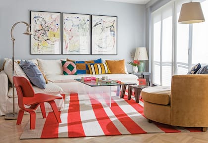 Una alfombra con diseño marcado organiza el living y se convierte en el punto focal, incluso en ambientes neutros.