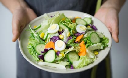 Una alimentación balanceada, rica en vegetales y frutas, es una de las claves para procurar envejecer bien (Imagen ilustrativa)