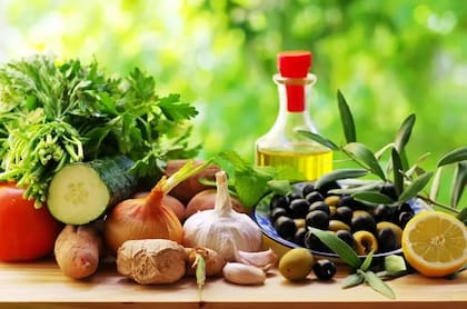 Una alimentación balanceada, rica en vegetales y frutas, es una de las claves para procurar envejecer bien.