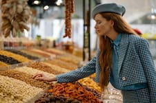 Ni almendras ni nueces: este es el snack saludable que recomiendan los cardiólogos para bajar el colesterol malo