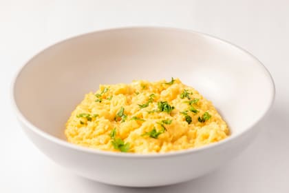 Una alimentación rica en proteínas y nutrientes esenciales es clave para desarrollar esta zona muscular