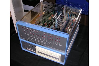 Una Altair 8800; la imagen fue tomada por Michael Holley en el Museo de la Historia de la Computación, en California Estados Unidos, y puesta en el dominio público por su autor