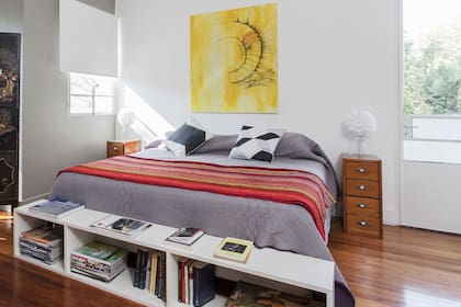 Una alternativa al clásico pie de cama puede ser un mueble como el que se ve en la foto. Es muy práctico porque ofrece buen espacio de guardado