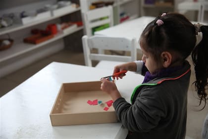 Una alumna realiza una actividad lúdica