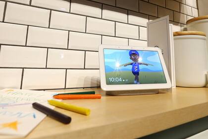 Una ambientación de una cocina con los parlantes inteligentes con pantalla Home en el enorme pabellón que presentó Google en el CES 2019 de Las Vegas