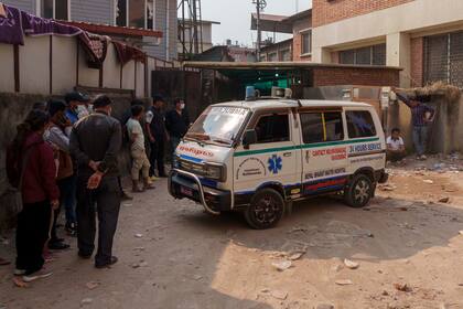 Una ambulancia con el cuerpo del montañista irlandés Noel Richmond, de 56 años, llega de la región del monte Annapurna a Katmandú, Nepal, martes 18 de abril de 2023. El montañista irlandés murió en el monte Annapurna. (AP Foto/Niranjan Shrestha)