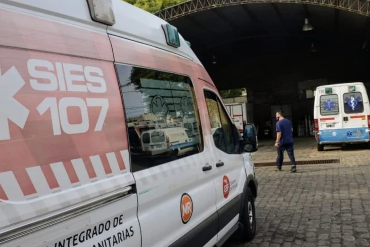 Una ambulancia de SIES llegó al lugar para atender a la mujer