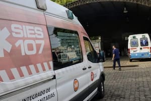 Una ambulancia de SIES llegó al lugar para atender a la mujer