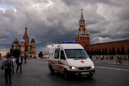 Una ambulancia en la emblemática Plaza Roja de Moscú, en pleno aumento de casos de coronavirus
