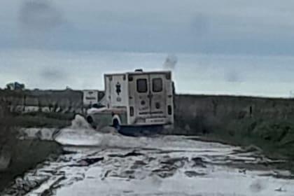 Una ambulancia en uno de los caminos rurales de Carlos Casares