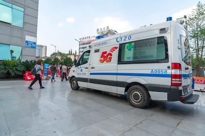Una ambulancia equipada con acceso a las redes 5G en Sichuan, China, una tecnología que ahora se aprovechó para realizar diagnósticos ágiles de forma remota entre diferentes hospitales y centros de salud