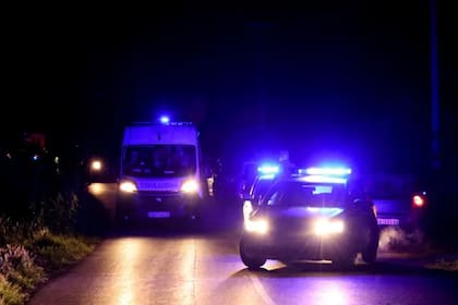Una ambulancia sale del lugar de un tiroteo masivo en Malo Orasje, cerca de la ciudad de Mladenovac, Serbia, el jueves por la noche