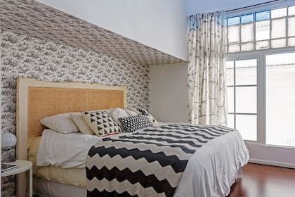 Una amiga le dijo que, según el Feng Shui, era pésimo que le quedara una viga sobre la cama, por eso se recubrió.