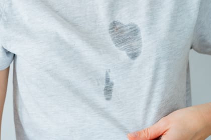 Una amplia variedad de secretos caseros pueden ayudar a eliminar las manchas de aceite sin dañar la tela