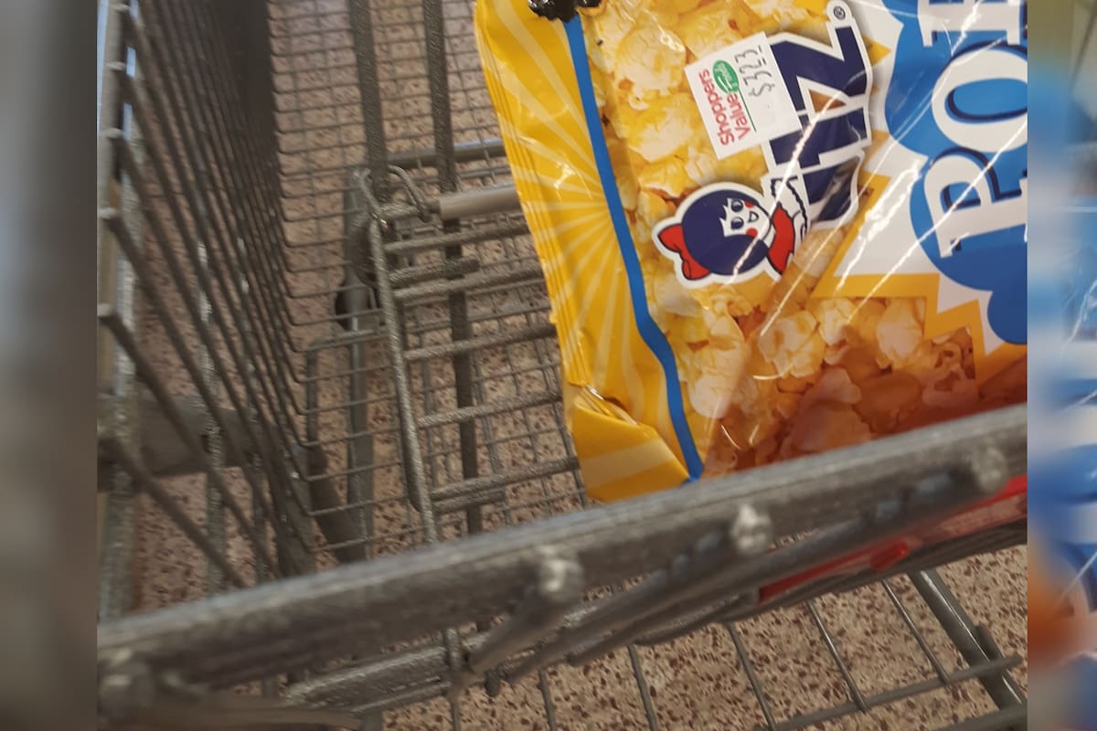 Una amujer contó que una serpiente salió desde un paquete de pochoclos (Foto Facebook Kimberly Slaughter)