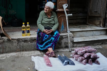 Una anciana espera a los clientes en el lugar donde vende frijoles y aceite de cocina en La Habana, Cuba, el 12 de enero de 2026