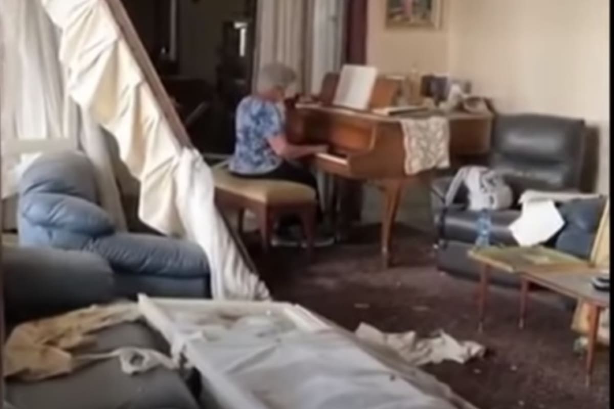 Una anciana se sentó a tocar el piano entre los escombros de su casa destruida por la explosión.