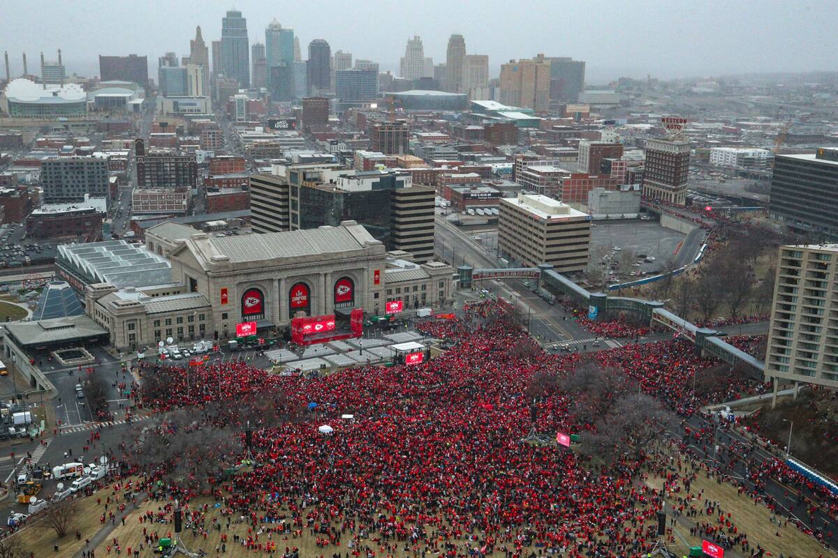 Una "marea roja" invadió las calles de Kansas para el gran festejo del campeón.
